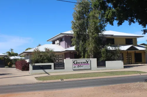 Western Gateway Motel and Apartments - Motels