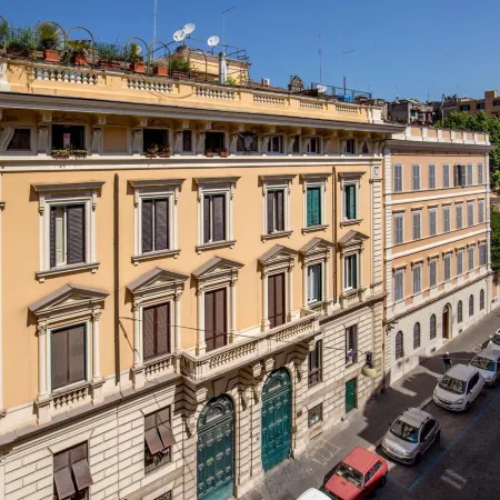 Aenea Superior Inn Отели рядом с достопримечательностью «Станция метро Cavour»