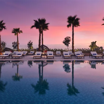 InterContinental Hotels RESIDENCES ABU DHABI by IHG Отели рядом с достопримечательностью «Пляж Корниш»