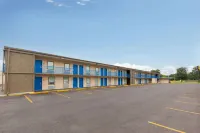 Super 8 by Wyndham Paducah I-24 Exit 4 - parking