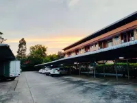 บ้านบางรัก เรสซิเดนซ์ - ที่มีที่จอดรถ