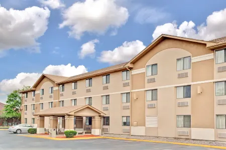 Super 8 by Wyndham Mokena/Frankfort /I-80 Отели рядом с достопримечательностью «Парк Мак-Говни»