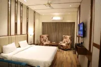 Hotel West End View A Unit of Hotel SC Residency فنادق في زيراكبور