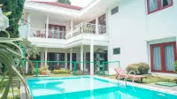 Villa Venety's Lembang by Bwb - Pools