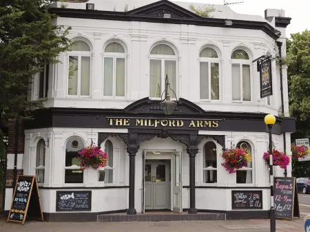 The Milford Arms Отели в г. Айлворт