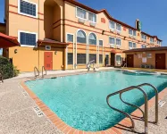 Quality Suites San Antonio Brooks City Base - Private Pools