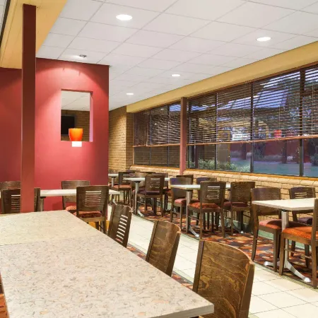 Days Inn by Wyndham Hamilton Отели рядом с достопримечательностью «Hamilton Water Palace»