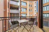 Thriving City Location, Dining Hub Near CBD - Holiday Apartments