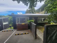 Pinewood Queenstown - parking