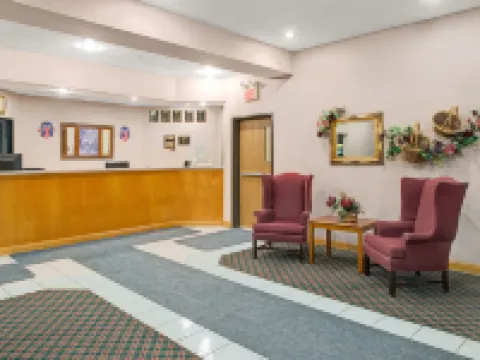 Travelodge by Wyndham St. Louis Hotels in Berkeley