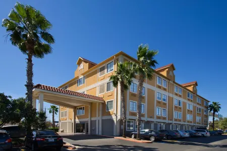 Holiday Inn Express & Suites San Antonio-Dtwn Market Area