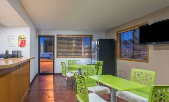 Super 8 by Wyndham Delmont
