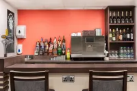 Ramada by Wyndham Cobham - Quầy bar