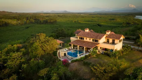El Regalo Resort Hotels in Estero de la Montana