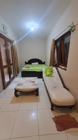 Roemah Evita Lodging Accomodation Отели в г. Gunung Pati