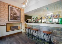 The Highworth Hotel - bar