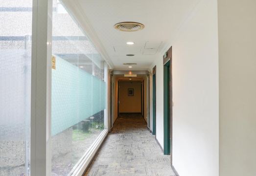 허캉 호텔 깔끔한 복도 이미지