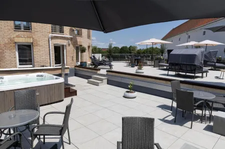 CE Plaza Hotel Отели в г. Шиофок