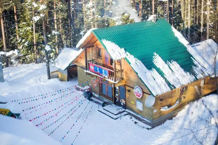 Загородный клуб Орех Отели рядом с достопримечательностью «Старый дом»