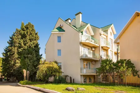 Grand Crystal Group (Гранд Кристалл Груп) Отели в г. Хостинский