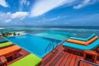 Triton Prestige Seaview and Spa - piscina