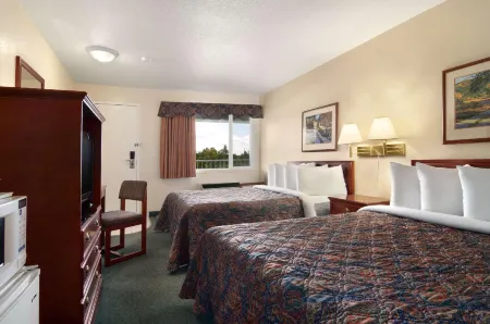 Travelodge by Wyndham Drumheller Отели в г. Драмеллер