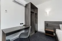 Thornton Executive Hotel - parking