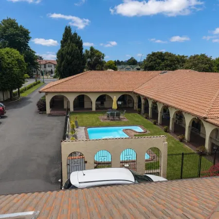 Captains Quarters Motor Inn