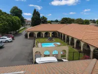 Captains Quarters Motor Inn - Parking