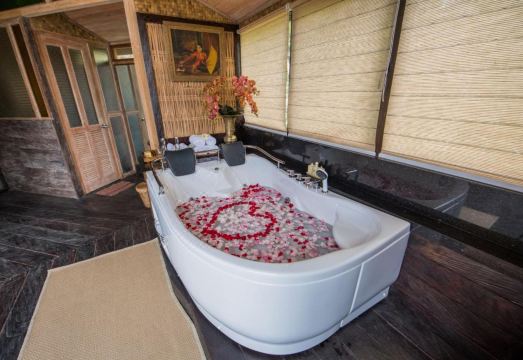 Munduk Heaven Luxury Villas의 객실 내 자쿠지