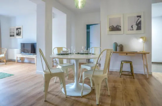 Slow Suites Luchana Hotels near Barcelo Theatre