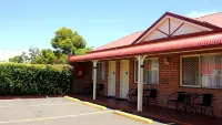 Roma Mid Town Motor Inn - parking