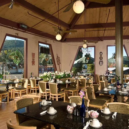 Tiki Resort - Lake George Отели рядом с достопримечательностью «Форт Уильям Генри»