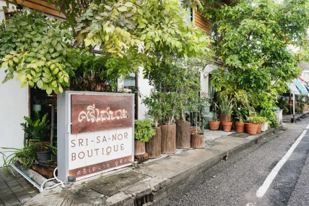 Srisanor Boutique Hotel Отели рядом с достопримечательностью «Wing 5»