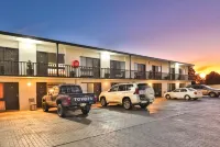 Boulevard Motor Inn - parking