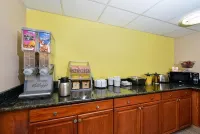 Super 8 by Wyndham Clarksville Northeast - Breakfast