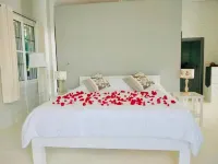 The Sunny Hill: Ultimate Private Luxury Estate - parking