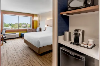 Holiday Inn Express & Suites Milwaukee – West Allis