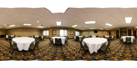 Holiday Inn Express & Suites Madison-Verona
