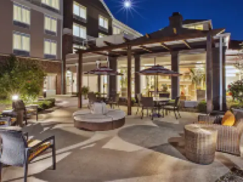 亞克朗坎頓機場希爾頓花園酒店 格林酒店