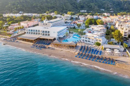 Avra Beach Resort Отели рядом с достопримечательностью «Kremasti Beach»