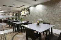 Shanrilla Hotel Hotel di Cihideung