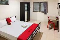 RedDoorz Near Stasiun Tanjung Karang Lampung Hotels in Gedong Air