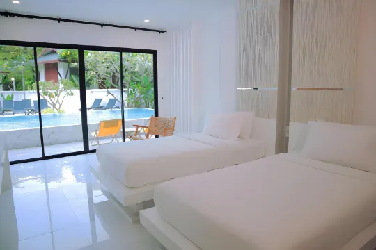 ห้องเตียงแฝดพร้อมทางสู่สระว่ายน้ำ