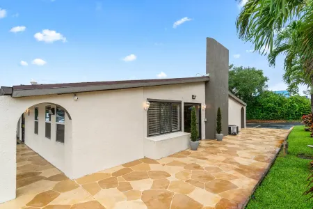 Super 8 by Wyndham Lantana West Palm Beach Отели в г. Лантана