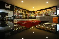Holiday & Business Hotel - Em Frente ao Centro de Eventos e Arena Conda - bar