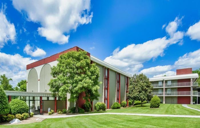 Days Inn & Suites by Wyndham Johnson City
