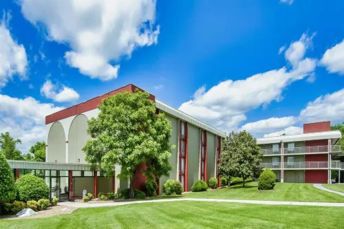 Days Inn & Suites by Wyndham Johnson City Hotels in Johnson City