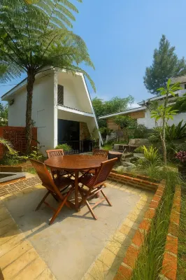 Aya Resort Ciater Near Sariater Hotspring - 2つ星