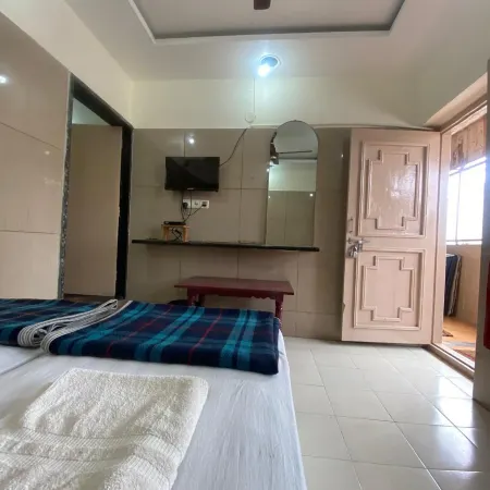 Mourya Deluxe A/C Lodge Отели в г. Читрадурга